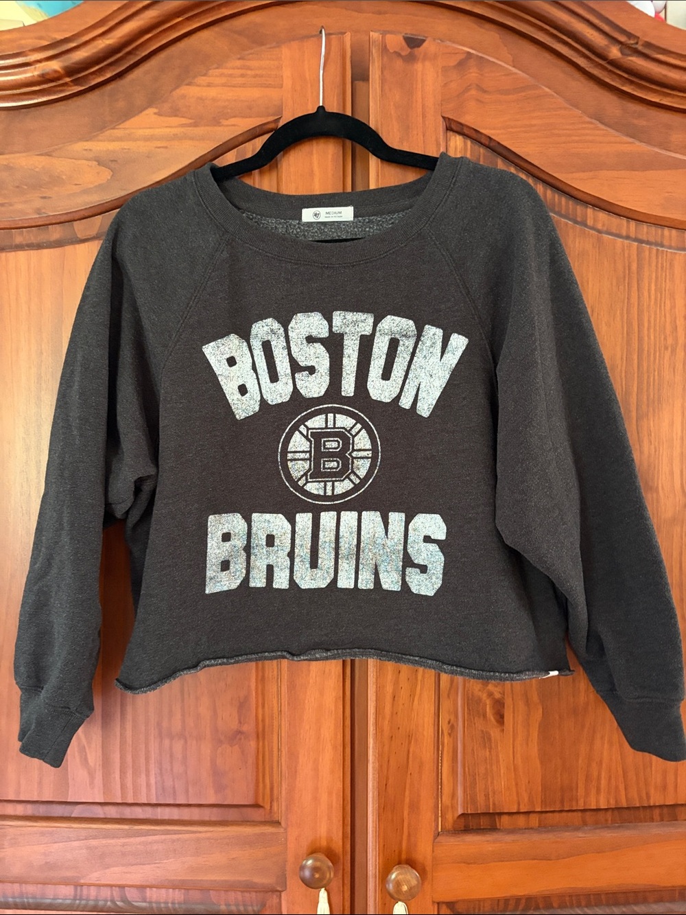 β47 Boston Bruins Womens Cropped Black Sweatshirt Size Medium